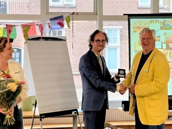 Erepenning van stad Gouda voor bevlogen energiecoach Evert Hasselaar